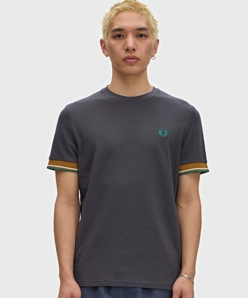 FRED PERRY(フレッドペリー)の「Twin Tipped Cuff T-Shirt/ツインティップカフスTシャツ(Tシャツ/カットソー・メンズ・ダークグリーン/ブラック×ゴールド/マルーン/ライトベージュ/ブラック/ネイビー/グレー/ベージュ/ブラック系その他/ダークグリーン系・M/L/S)」の13枚目の写真