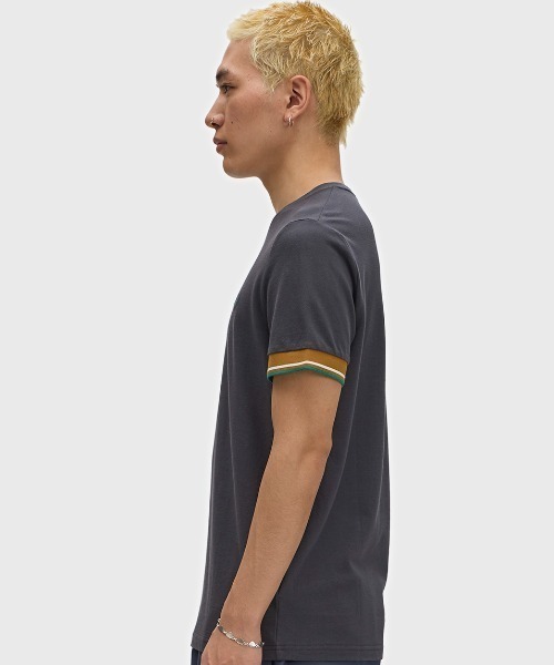 FRED PERRY(フレッドペリー)の「Twin Tipped Cuff T-Shirt/ツインティップカフスTシャツ(Tシャツ/カットソー・メンズ・ダークグリーン/ブラック×ゴールド/マルーン/ライトベージュ/ブラック/ネイビー/グレー/ベージュ/ブラック系その他/ダークグリーン系・M/L/S)」の14枚目の写真