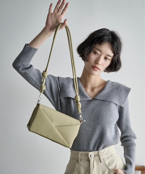 THE YOn（ザヨン）の「ノットストラップフラップショルダーバッグ（ショルダーバッグ・レディース・ブラック/セージグリーン/ピンク・FREE）」の3枚目の写真