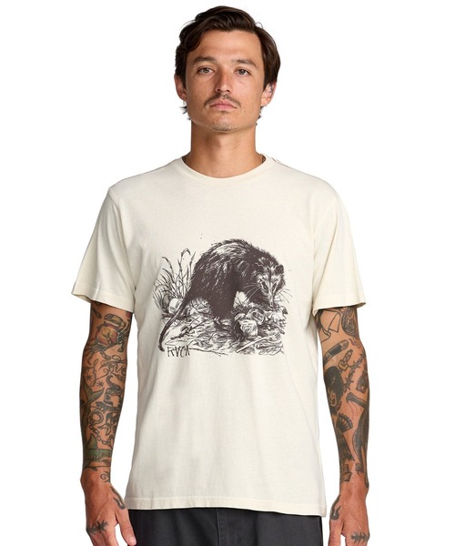 RVCA(ルーカ)の「RVCA メンズ HORTON POSSUM SS Tシャツ 【2026年春夏モデル】(Tシャツ/カットソー・メンズ・ベージュ系その他2・SMALL/MEDIUM/LARGE/X-LARGE)」の1枚目の写真