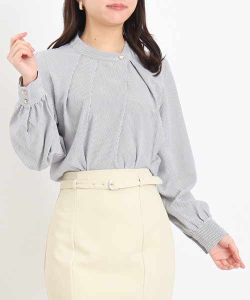 ASTORIA ODIER(アストリアオディール)の「ストライプアシメネックブラウス(シャツ/ブラウス・レディース・ホワイト×ブラック/ホワイト×ブルー・SMALL/MEDIUM/LARGE)」の1枚目の写真