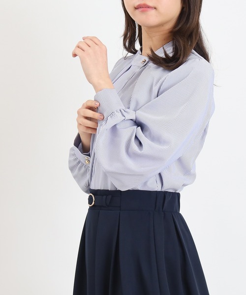 ASTORIA ODIER(アストリアオディール)の「ストライプアシメネックブラウス(シャツ/ブラウス・レディース・ホワイト×ブラック/ホワイト×ブルー・SMALL/MEDIUM/LARGE)」の4枚目の写真