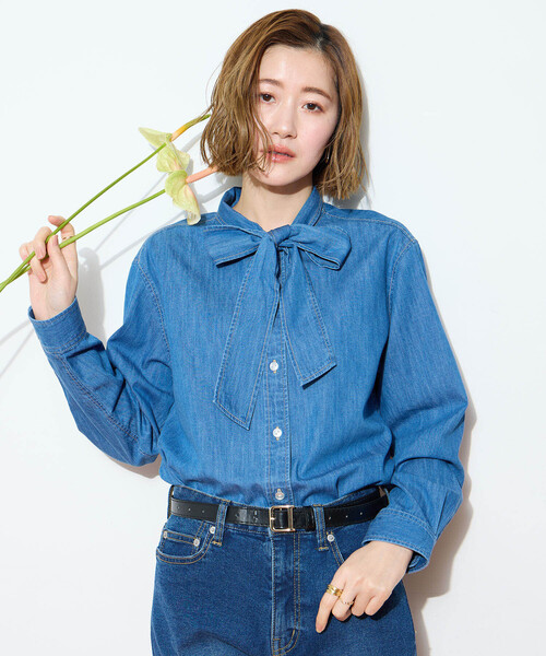 Petit Honfleur(プチオンフルール)の「デニムボウタイブラウス(シャツ/ブラウス・レディース・ブルー/ネイビー・9号/11号/13号)」の4枚目の写真