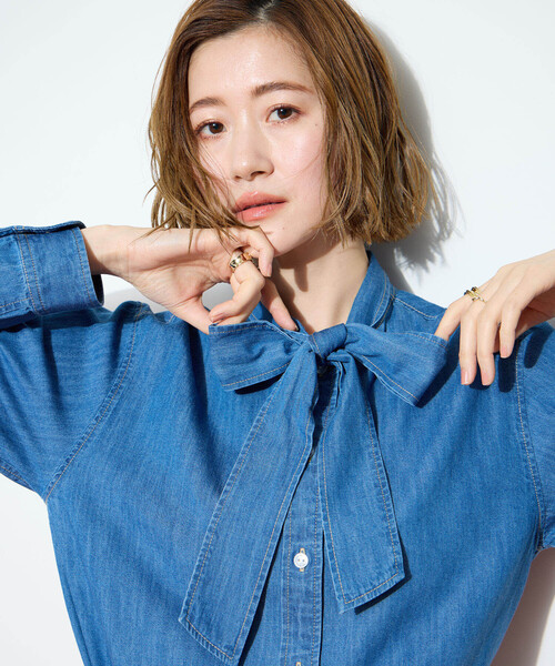 Petit Honfleur(プチオンフルール)の「デニムボウタイブラウス(シャツ/ブラウス・レディース・ブルー/ネイビー・9号/11号/13号)」の1枚目の写真