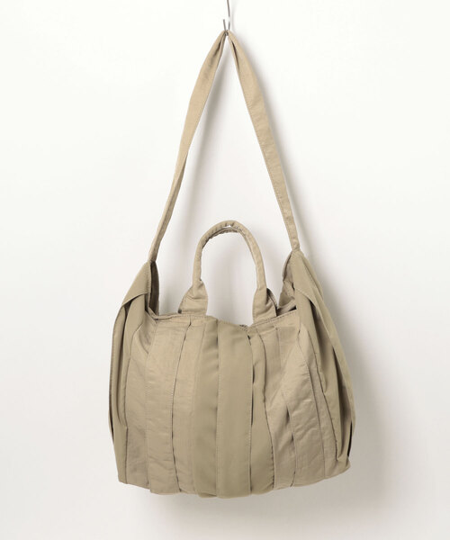 EARTH MADE（アースメイド）の「DUAL PLEATS TOTE（ショルダーバッグ・レディース・ホワイト/ブラック/ベージュ/カーキ・FREE）」の3枚目の写真