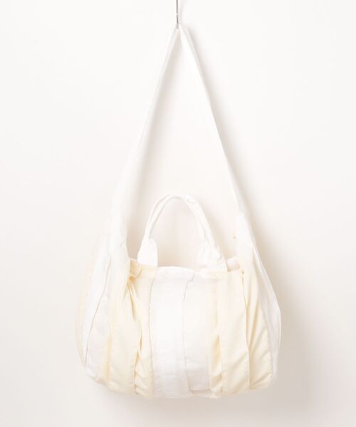 EARTH MADE（アースメイド）の「DUAL PLEATS TOTE（ショルダーバッグ・レディース・ホワイト/ブラック/ベージュ/カーキ・FREE）」の2枚目の写真