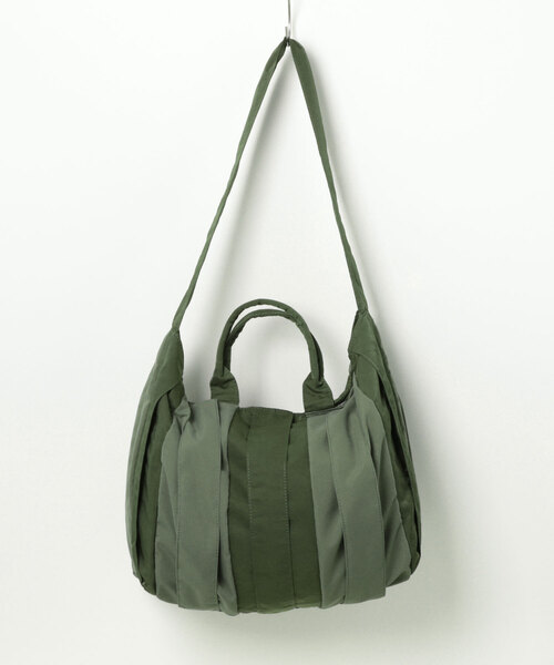 EARTH MADE（アースメイド）の「DUAL PLEATS TOTE（ショルダーバッグ・レディース・ホワイト/ブラック/ベージュ/カーキ・FREE）」の4枚目の写真