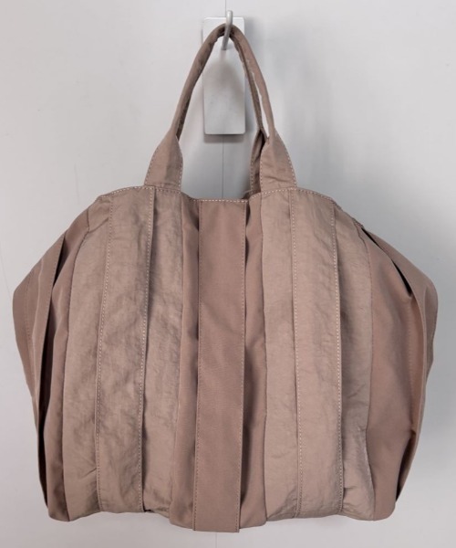 EARTH MADE（アースメイド）の「DUAL PLEATS TOTE（ショルダーバッグ・レディース・ホワイト/ブラック/ベージュ/カーキ・FREE）」の7枚目の写真