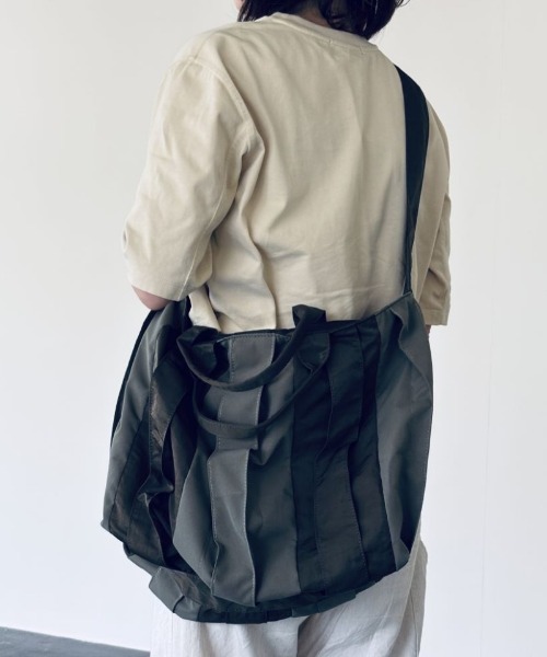 EARTH MADE（アースメイド）の「DUAL PLEATS TOTE（ショルダーバッグ・レディース・ホワイト/ブラック/ベージュ/カーキ・FREE）」の8枚目の写真