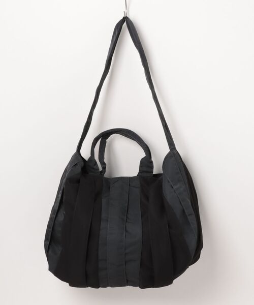EARTH MADE（アースメイド）の「DUAL PLEATS TOTE（ショルダーバッグ・レディース・ホワイト/ブラック/ベージュ/カーキ・FREE）」の10枚目の写真