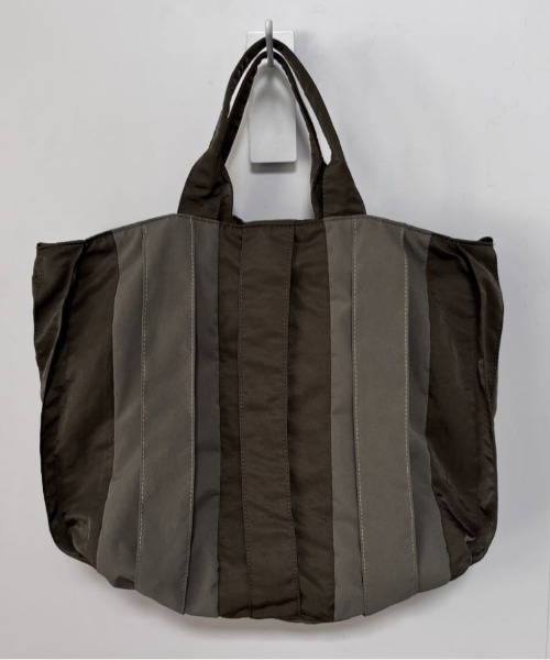 EARTH MADE（アースメイド）の「DUAL PLEATS TOTE（ショルダーバッグ・レディース・ホワイト/ブラック/ベージュ/カーキ・FREE）」の14枚目の写真