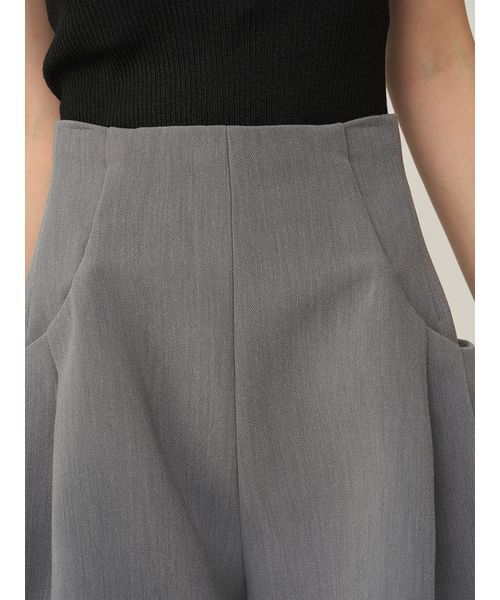 SNIDEL(スナイデル)の「Sustainableタックボリュームショートパンツ(その他パンツ・レディース・ブラック/イエロー/グレー・0/1)」の8枚目の写真