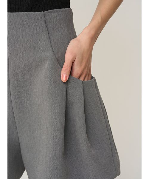 SNIDEL(スナイデル)の「Sustainableタックボリュームショートパンツ(その他パンツ・レディース・ブラック/イエロー/グレー・0/1)」の9枚目の写真