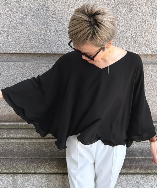 JENNE(ジェンヌ)の「Vネックフラワーメローケープ(その他トップス・レディース・ホワイト/ピンク系その他/ブラック・SMALL/MEDIUM/LARGE)」の5枚目の写真