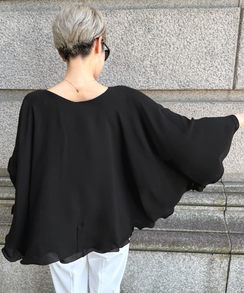 JENNE(ジェンヌ)の「Vネックフラワーメローケープ(その他トップス・レディース・ホワイト/ピンク系その他/ブラック・SMALL/MEDIUM/LARGE)」の6枚目の写真