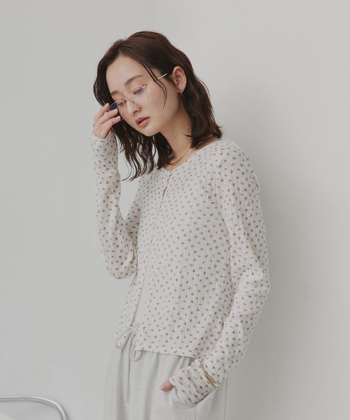 ad thie(アドティエ)の「小花柄 透かし編み ニットカーディガン リブキャミソールセット(カーディガン/ボレロ・レディース・オフホワイト・FREE)」の2枚目の写真