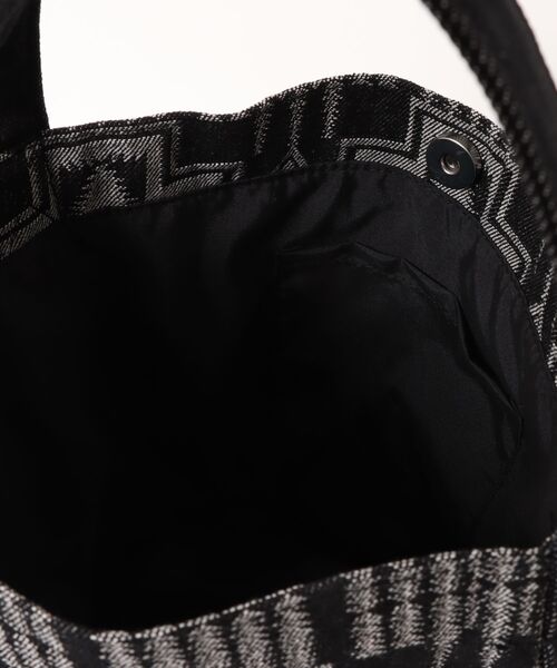 PENDLETON(ペンドルトン)の「【 PENDLETON / ペンドルトン 】JAQUARD DENIM TOTEBAG / ジャガードデニムトートバッグ(トートバッグ・レディース・ブラック/インディゴブルー・FREE)」の11枚目の写真