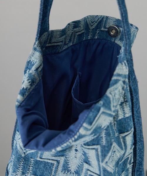 PENDLETON(ペンドルトン)の「【 PENDLETON / ペンドルトン 】JAQUARD DENIM TOTEBAG / ジャガードデニムトートバッグ(トートバッグ・レディース・ブラック/インディゴブルー・FREE)」の4枚目の写真