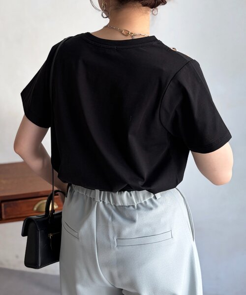Chez toi(シェトワ)の「機能素材ロゴT(Tシャツ/カットソー・レディース・ブラック/グレイッシュベージュ/オフホワイト/ブラック系その他・FREE)」の9枚目の写真