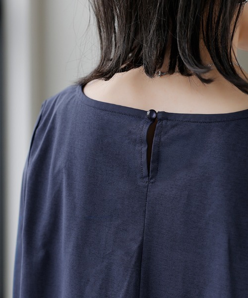 HUG.U(ハグユー)の「きれいめ UVカット 接触冷感 Tブラウス(シャツ/ブラウス・レディース・グレイッシュブルー/ブラック/ホワイト/ネイビー・FREE)」の14枚目の写真