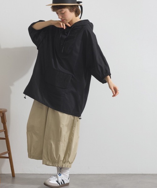 Fizz(フィズ)の「コットンキャンブリック ポケット付きフードヘンリーブラウス(シャツ/ブラウス・レディース・ブラック/ホワイト/ベージュ・M)」の10枚目の写真