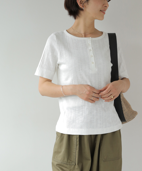 JOURNAL STANDARD relume（ジャーナルスタンダード　レリューム）の「ヘンリーネックランダムリブTシャツ（Tシャツ/カットソー・レディース・ピンク/ホワイト/ブラック/カーキ・FREE）」の2枚目の写真