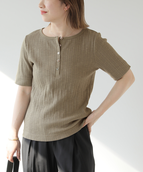 JOURNAL STANDARD relume（ジャーナルスタンダード　レリューム）の「ヘンリーネックランダムリブTシャツ（Tシャツ/カットソー・レディース・ピンク/ホワイト/ブラック/カーキ・FREE）」の4枚目の写真
