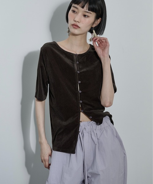 THE YOn(ザヨン)の「2WAYシアーベロアハーフスリーブカーデ(Tシャツ/カットソー・レディース・ダークブラウン/アイボリー/ライム・FREE)」の4枚目の写真