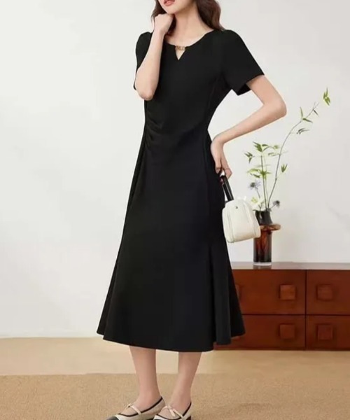 LUCPY(ラクピー)の「タックデザインフレアワンピース(ワンピース・レディース・ブラック・XX-LARGE/X-LARGE/LARGE/MEDIUM)」の1枚目の写真