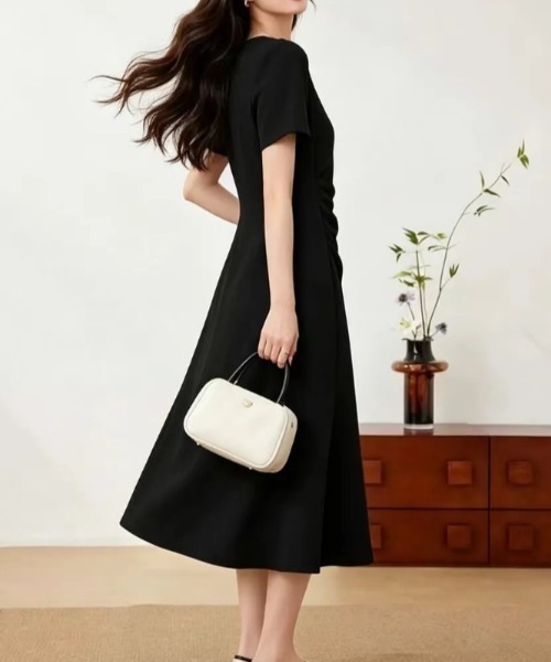 LUCPY(ラクピー)の「タックデザインフレアワンピース(ワンピース・レディース・ブラック・XX-LARGE/X-LARGE/LARGE/MEDIUM)」の6枚目の写真