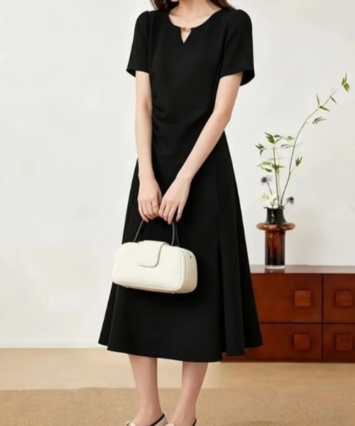 LUCPY(ラクピー)の「タックデザインフレアワンピース(ワンピース・レディース・ブラック・XX-LARGE/X-LARGE/LARGE/MEDIUM)」の7枚目の写真