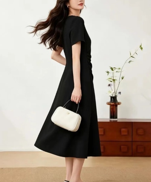 LUCPY(ラクピー)の「タックデザインフレアワンピース(ワンピース・レディース・ブラック・XX-LARGE/X-LARGE/LARGE/MEDIUM)」の3枚目の写真