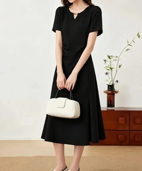 LUCPY(ラクピー)の「タックデザインフレアワンピース(ワンピース・レディース・ブラック・XX-LARGE/X-LARGE/LARGE/MEDIUM)」の4枚目の写真