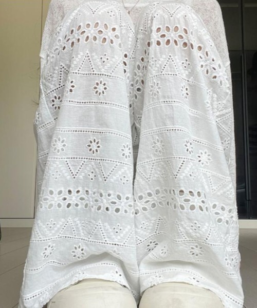Maison Calme（メゾンカルム）の「【26年春夏新作】アイレット刺繍コットンレースイージーパンツ　裏地・ポケット付き　ウエストゴム（その他パンツ・レディース・ブラック/ホワイト・M/L）」の11枚目の写真