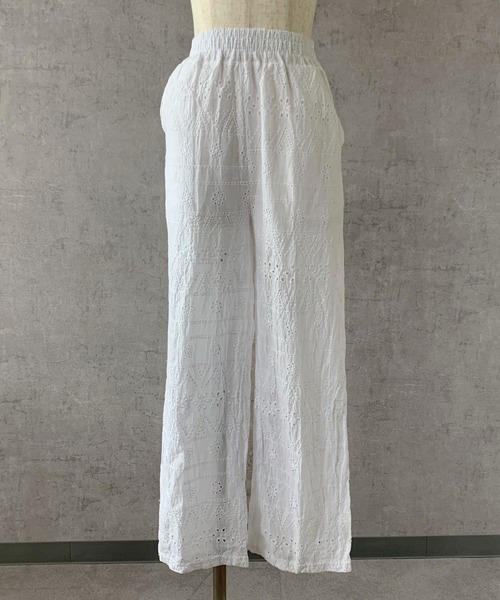 Maison Calme（メゾンカルム）の「【26年春夏新作】アイレット刺繍コットンレースイージーパンツ　裏地・ポケット付き　ウエストゴム（その他パンツ・レディース・ブラック/ホワイト・M/L）」の6枚目の写真