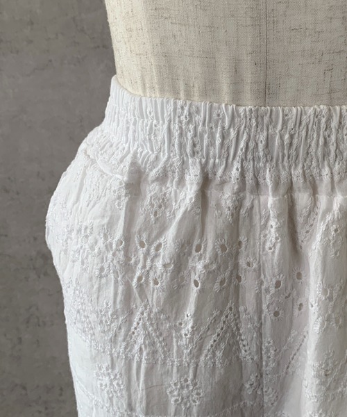 Maison Calme（メゾンカルム）の「【26年春夏新作】アイレット刺繍コットンレースイージーパンツ　裏地・ポケット付き　ウエストゴム（その他パンツ・レディース・ブラック/ホワイト・M/L）」の9枚目の写真