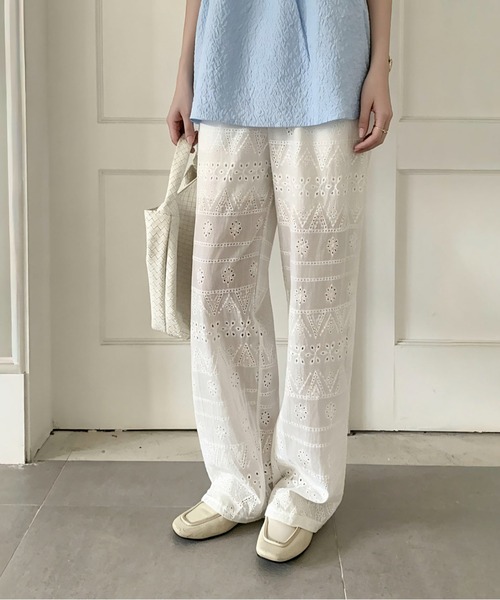 Maison Calme（メゾンカルム）の「【26年春夏新作】アイレット刺繍コットンレースイージーパンツ　裏地・ポケット付き　ウエストゴム（その他パンツ・レディース・ブラック/ホワイト・M/L）」の18枚目の写真