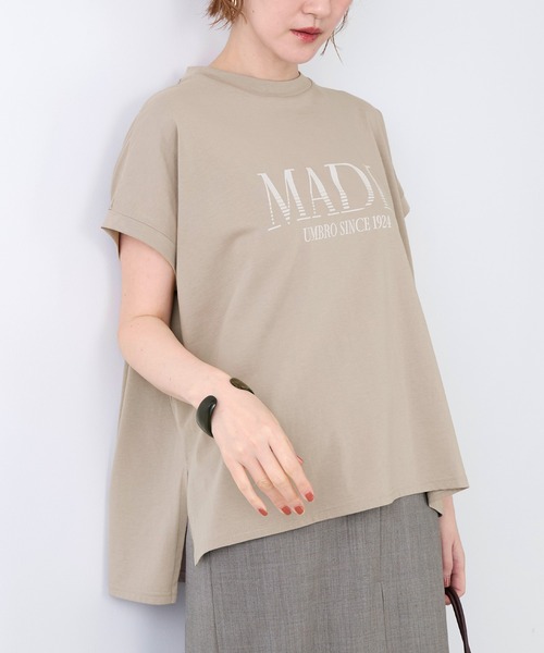 UMBRO(アンブロ)の「【追加】【UMBRO×MICA&DEAL】"MADL"ロゴプリントT-shirt(Tシャツ/カットソー・レディース・グレイッシュベージュ/ホワイト・FREE)」の1枚目の写真