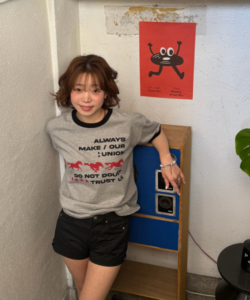 AMOU(アモウ)の「Runing horse Ringer T-shirts GRAY(Tシャツ/カットソー・レディース・その他・1/2/3)」の2枚目の写真