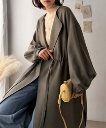 classicalelf（クラシカルエルフ）の「ゆるっと羽織って、すっきり魅せ。ノーカラードロスト使いボリュームスリーブロングコート(ロング丈)（ノーカラーコート）」