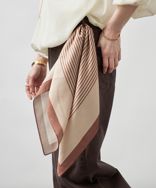 VERMEIL par iena(ヴェルメイユパーイエナ)の「SUI AVA/スイ アバ Classic Patterned スカーフ 60x60cm(バンダナ/スカーフ・レディース・グリーン/ブラウン/ネイビー・FREE)」の2枚目の写真