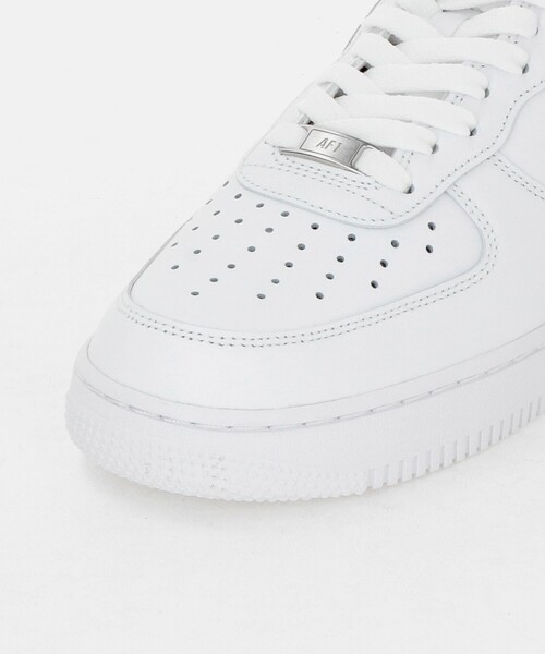 NIKE(ナイキ)の「<NIKE>AIR FORCE 1 07 スニーカー(スニーカー・メンズ・ホワイト/ブラック・28.5cm/27cm/26cm/29cm/26.5cm/28cm/27.5cm)」の6枚目の写真