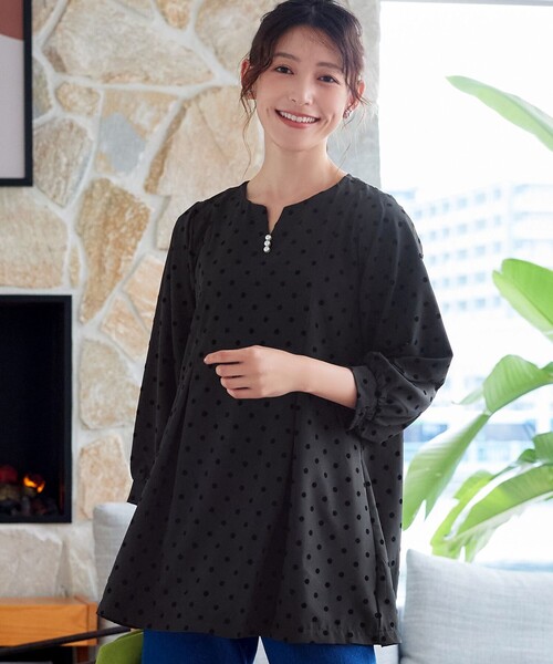 Tiaclasse(ティアクラッセ)の「フロッキードット柄パフスリーブチュニック(Tシャツ/カットソー・レディース・ブラウン系/ブラック・S/L/M)」の1枚目の写真