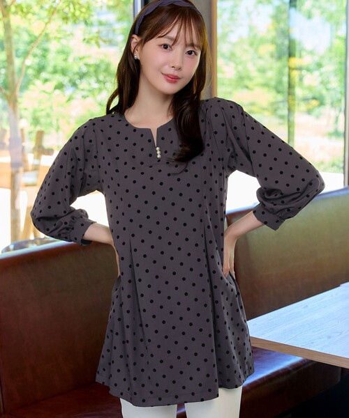 Tiaclasse(ティアクラッセ)の「フロッキードット柄パフスリーブチュニック(Tシャツ/カットソー・レディース・ブラウン系/ブラック・S/L/M)」の9枚目の写真