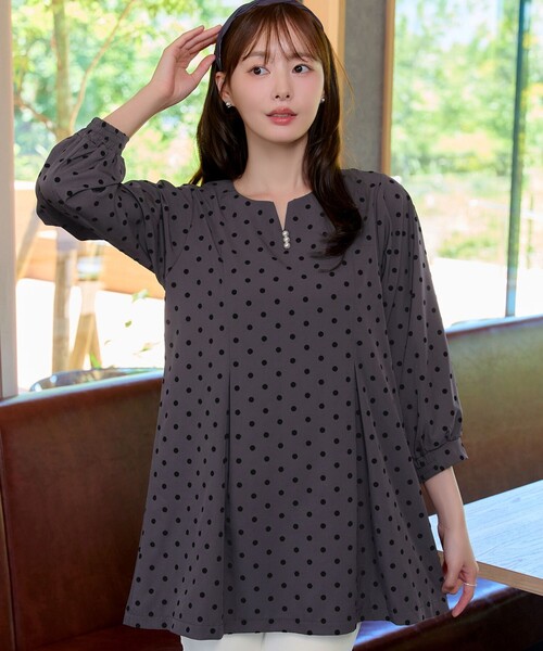 Tiaclasse(ティアクラッセ)の「フロッキードット柄パフスリーブチュニック(Tシャツ/カットソー・レディース・ブラウン系/ブラック・S/L/M)」の11枚目の写真