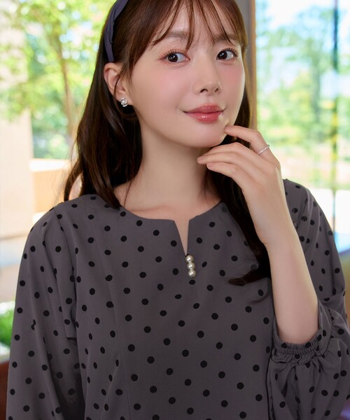 Tiaclasse(ティアクラッセ)の「フロッキードット柄パフスリーブチュニック(Tシャツ/カットソー・レディース・ブラウン系/ブラック・S/L/M)」の13枚目の写真