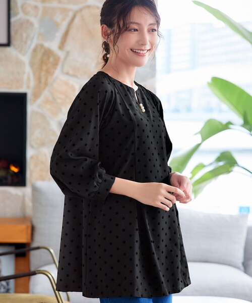 Tiaclasse(ティアクラッセ)の「フロッキードット柄パフスリーブチュニック(Tシャツ/カットソー・レディース・ブラウン系/ブラック・S/L/M)」の18枚目の写真