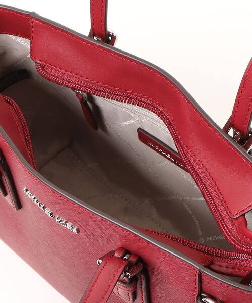 MICHAEL KORS(マイケルコース)の「VOYAGER ぺブルレザー コンバーチブル クロスボディバッグ エキストラスモール(トートバッグ・レディース・マルーン・FREE)」の4枚目の写真
