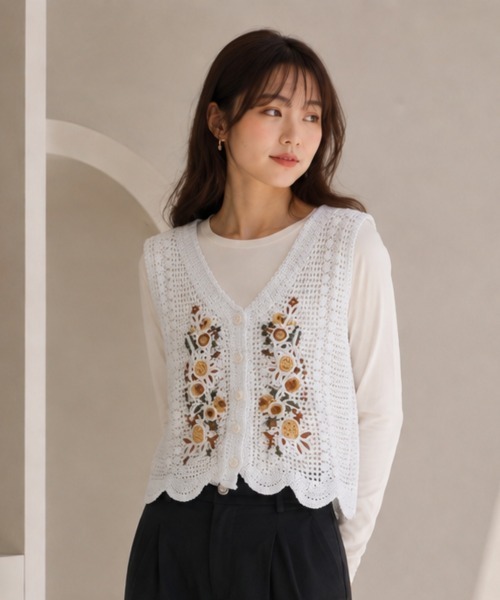 center i(センターアイ)の「フラワー刺繍 クロシェ編み ニットベスト(ベスト・レディース・ホワイト/ベージュ・FREE)」の2枚目の写真