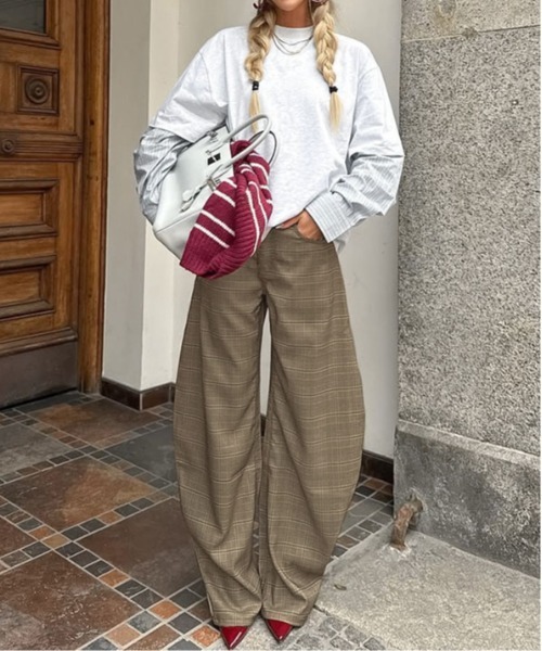 &soiree(アンドソワレ)の「チェック柄カーブワイドパンツ(その他パンツ・レディース・ブラウン・MEDIUM/LARGE/SMALL)」の1枚目の写真